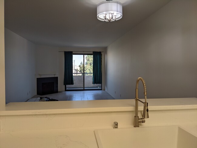 2491 Purdue Ave, Unit 316 in Los Angeles, CA - Building Photo - Building Photo