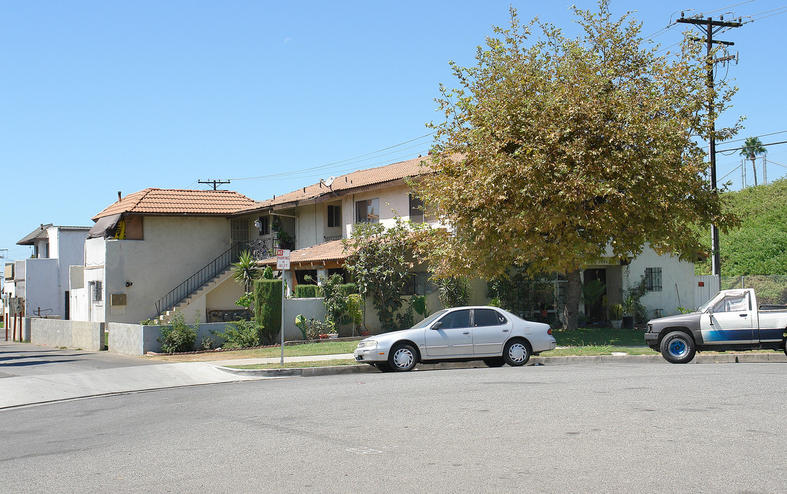 2086 N Highland St in Orange, CA - Foto de edificio