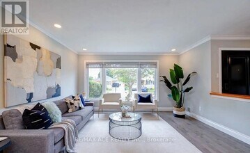 47 Montvale Dr in Toronto, ON - Building Photo - Building Photo