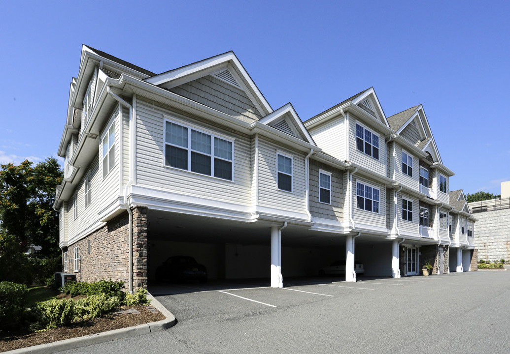 Riverview Court in Nutley, NJ - Foto de edificio