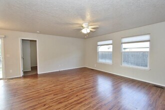 3240 W Wave Dr in Meridian, ID - Building Photo - Building Photo