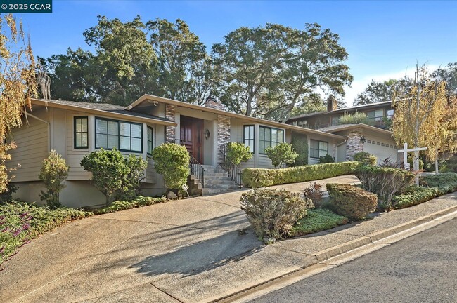 712 Ironbark Ct in Orinda, CA - Foto de edificio - Building Photo