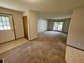 2421 Grenadier Ave N in Oakdale, MN - Building Photo - Building Photo