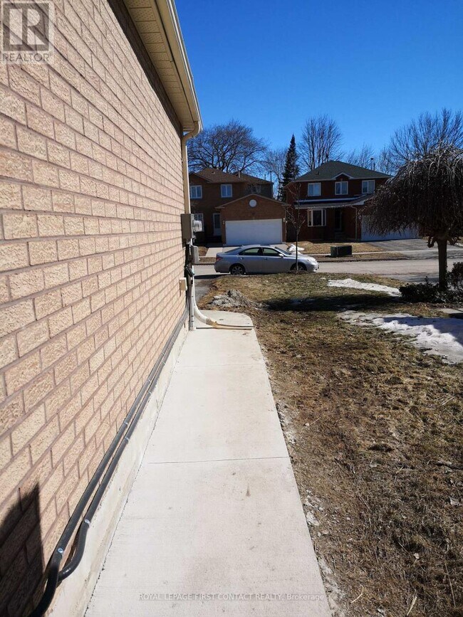 30 Burke Dr in Barrie, ON - Building Photo - Building Photo