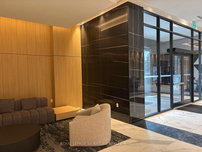 202 Burnhamthorpe Rd E in Mississauga, ON - Building Photo - Building Photo