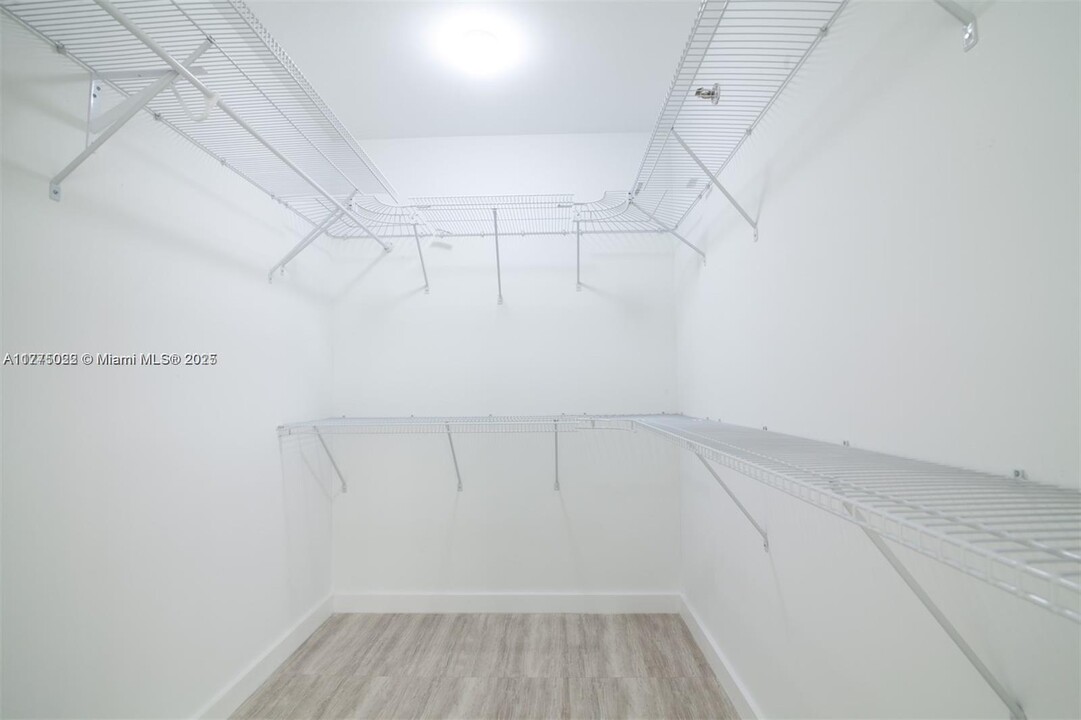2401 Collins Ave, Unit 512 in Miami Beach, FL - Building Photo