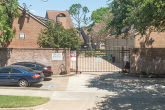 Sands Point Condominiums in Houston, TX - Building Photo - Building Photo