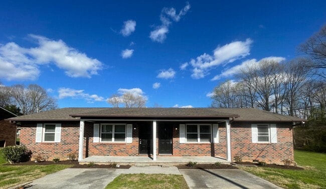 1906 Meadowview Ln in Knoxville, TN - Building Photo - Building Photo