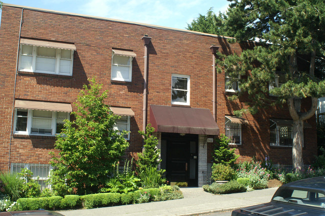 Harrison Court Apartments in Seattle, WA - Building Photo - Building Photo