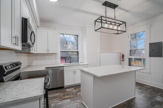 302 Stuart Ave, Unit Apt 3 in Kalamazoo, MI - Building Photo - Building Photo