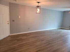 1612 Ashley Ct in Florence, KY - Building Photo