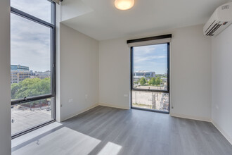 Warren Apartments in Chicago, IL - Building Photo - Interior Photo