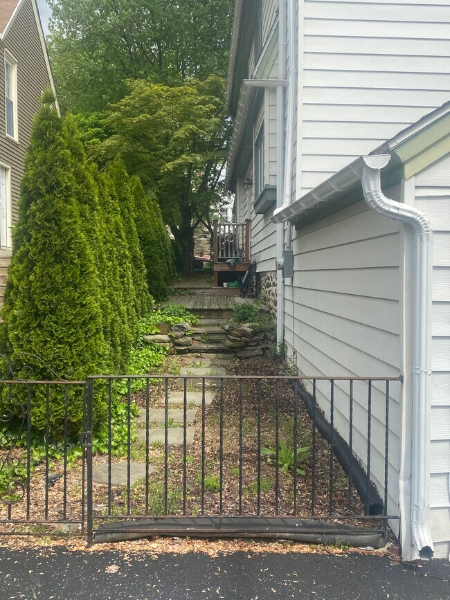 1404 Greywall Ln in Wynnewood, PA - Building Photo - Building Photo