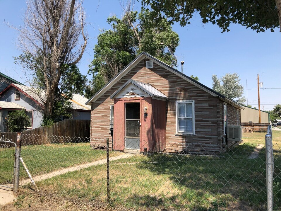 114 Riverview Ave in Mills, WY - Foto de edificio