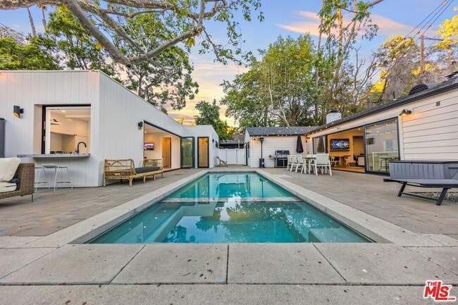 2245 Canyon Dr in Los Angeles, CA - Building Photo - Building Photo
