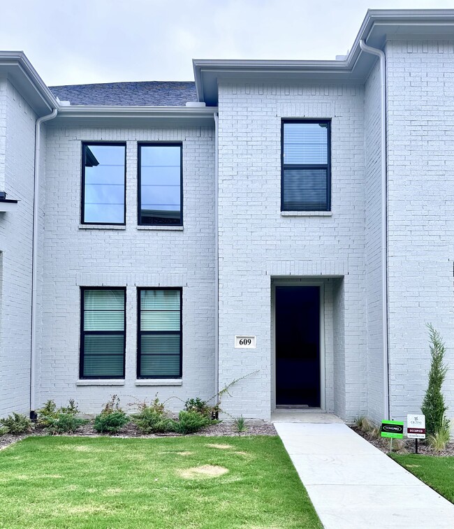 property at 609 Friendswood Dr