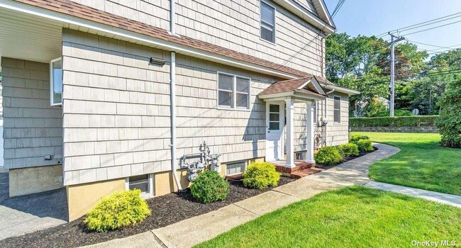 40 Perry Ave in Bayville, NY - Building Photo - Building Photo