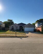 2205 Villanova St in Arlington, TX - Building Photo