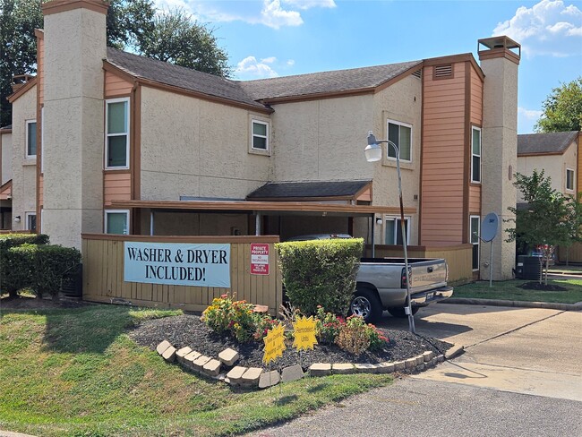 13210 Old Richmond Rd in Houston, TX - Building Photo - Building Photo