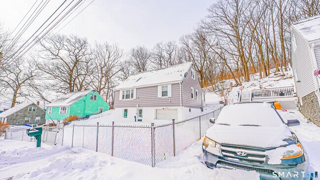 243 Sunshine Cir in Bridgeport, CT - Building Photo - Building Photo