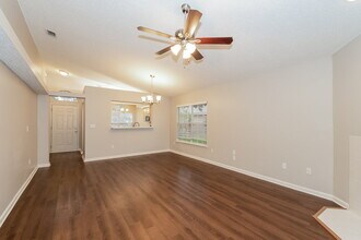 7410 Carriage Side Ct in Jacksonville, FL - Foto de edificio - Building Photo