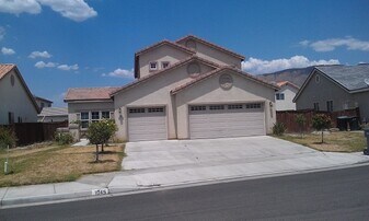 1045 Sykes Dr in San Jacinto, CA - Building Photo