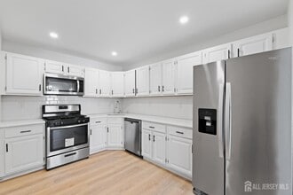 195 Darwin Ln in North Brunswick, NJ - Building Photo - Building Photo