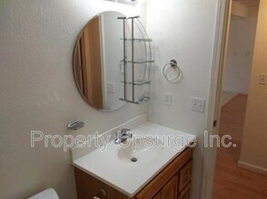 1013 Echo Rd in Redding, CA - Foto de edificio - Building Photo