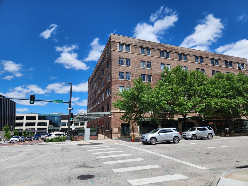 1024 Dodge St in Omaha, NE - Building Photo