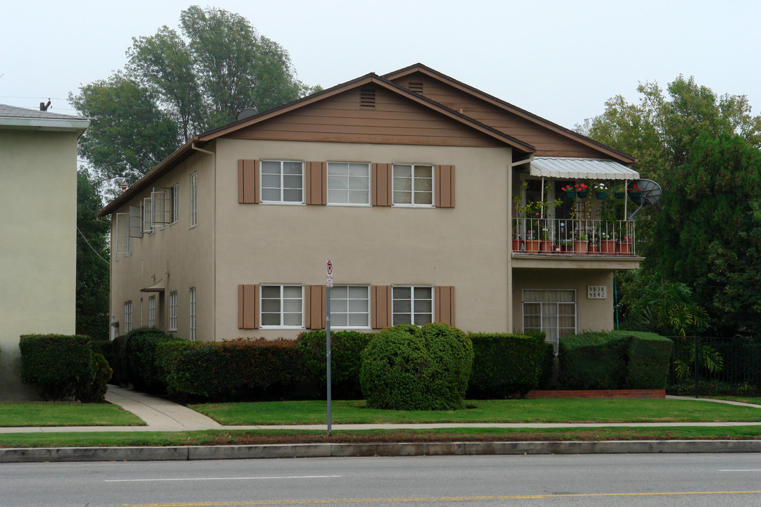 5838-5842 Woodman Ave in Van Nuys, CA - Building Photo