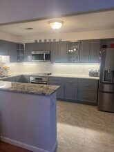 1004 Paradise Rd in Swampscott, MA - Foto de edificio - Building Photo