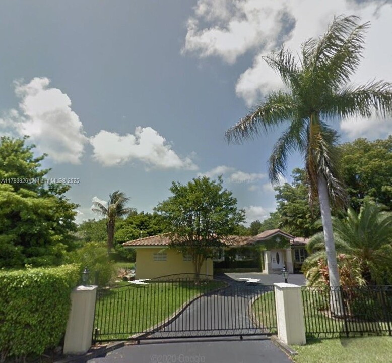 6282 SW 133rd St in Pinecrest, FL - Foto de edificio