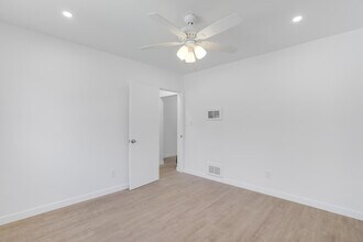 323 E Chestnut St, Unit 12 in Glendale, CA - Foto de edificio - Building Photo