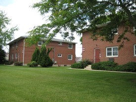 7102-7108 Cottage Grove Rd in Madison, WI - Building Photo
