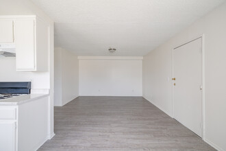 Evergreen Apartments in Los Angeles, CA - Building Photo - Interior Photo