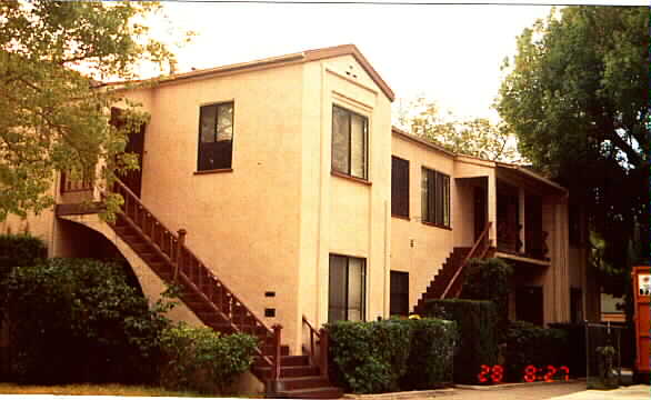 218 E Maple St in Glendale, CA - Building Photo