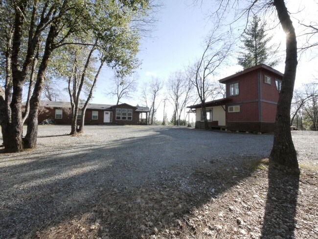 916 Simpson Rd in Mokelumne Hill, CA - Building Photo - Building Photo