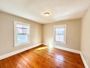 49 Forbes St, Unit 2 in Boston, MA - Foto de edificio - Building Photo