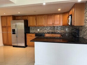 3860 NE 170th St in North Miami Beach, FL - Building Photo - Building Photo