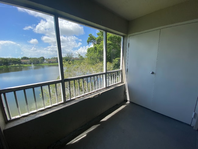2820 N Oakland Forest Dr, Unit 307 in Oakland Park, FL - Building Photo - Building Photo