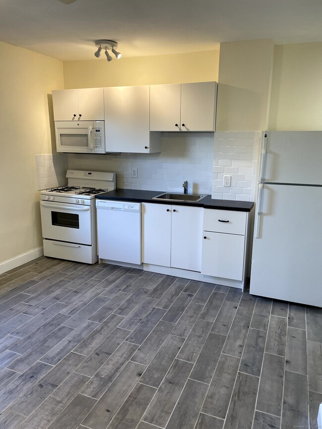 39 Elm St in Shelton, CT - Building Photo - Building Photo