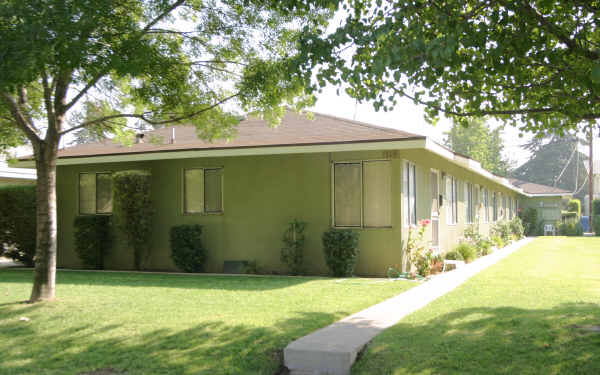 119-133 Woodworth Ave in Clovis, CA - Building Photo - Building Photo