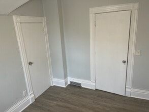 111 Center Ave, Unit 2 in Aurora, IL - Building Photo - Building Photo
