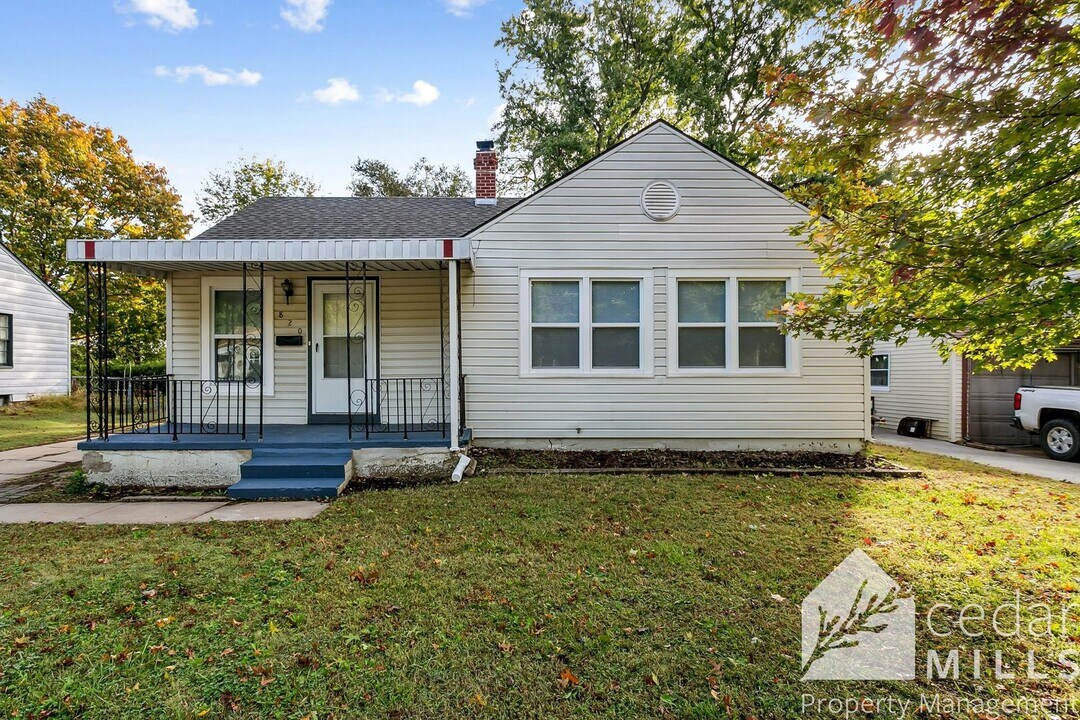 820 N Ridgewood Dr in Wichita, KS - Building Photo