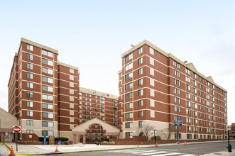 Howard Plaza Towers in Washington, DC - Foto de edificio - Building Photo