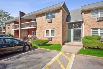 798 Eves Dr in Hillsborough, NJ - Building Photo - Building Photo