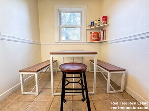 28 Manet Rd, Unit 1 in Chestnut Hill, MA - Foto de edificio - Building Photo