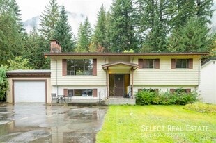 260 Robertson Crescent in Hope, BC - Building Photo
