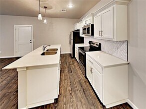 11518 Keystone Cir in Oklahoma City, OK - Building Photo - Building Photo