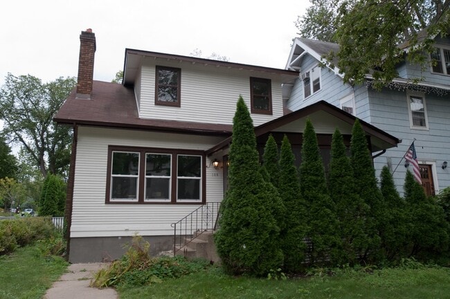 property at 103 Warwick St SE